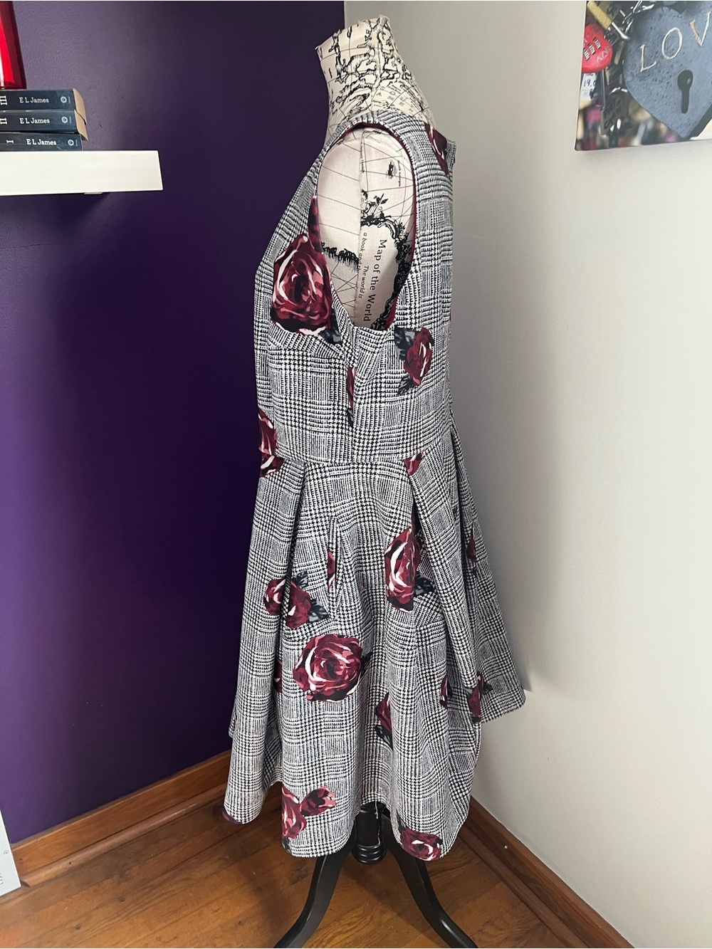 Roz & Ali Gray Plaid Plus Size Sleeveless Dress with Burgundy Rose Print - Picture 4 of 9